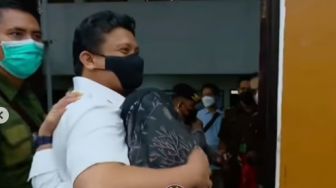 Video Ferdy Sambo Semringah Peluk hingga Elus-elus PRT Susi, Netizen: Sandiwara Semua?