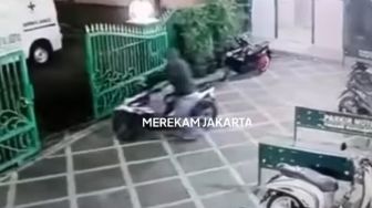 Terekam CCTV, Komplotan Maling Curi Sepeda Motor Jemaah Masjid Di Kemang Saat Salat Subuh