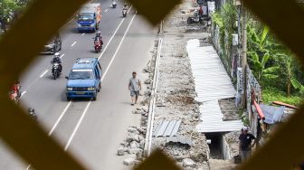 Warga berjalan di samping trotoar yang direvitalisasi di Jalan Margonda Raya, Depok, Jawa barat, Rabu (9/11/2022). [Suara.com/Alfian Winanto]