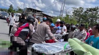 Pemotor Tewas Tergilas Dump Truk di Timika