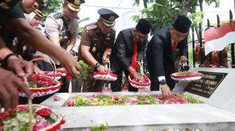 Kenang Hari Pahlawan, Cak Eri Ziarah ke TPU Bung Tomo hingga TMP WR Soepratman: Kami Akan Berjuang Habis-habisan