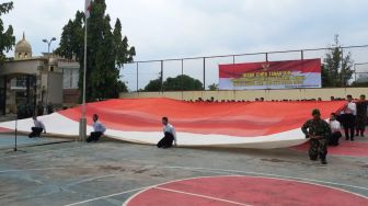 Pertama Kali! Ratusan Santri Ponpes Al Mukmin Ngruki Ikrar Cinta Tanah Air, Kibarkan Bendera Merah Putih Ukuran Besar