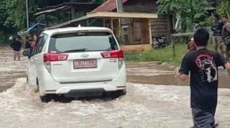 Banjir Rendam Ruas Jalinsum di Tapanuli Selatan