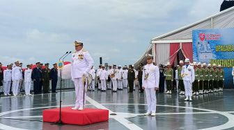 Peringati Hari Pahlawan, Kemensos Bersama TNI AL Gelar Tabur Bunga di Tengah Laut