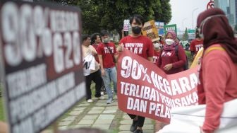 Sejumlah aktivis dari Wahana Lingkungan Hidup Indonesia (Walhi) menggelar aksi unjuk rasa di  depan Gedung Plaza Mandiri, Jakarta Selatan, Kamis (10/11/2022). [Suara.com/Alfian Winanto]