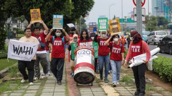 Aksi Protes Keterlibatan 36 Bank di Indonesia dalam Deforestasi