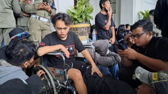 Korban Kanjuruhan Pakai Kursi Roda Ikut Demo, Jauh-Jauh dari Sidoarjo ke Malang demi Keadilan