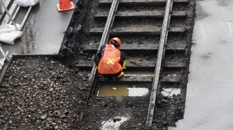 Pekerja melakukan pembongkaran aspal yang menutup jalur trem pada masa kolonial Belanda di lokasi proyek MRT Jakarta fase 2 di kawasan Jalan Gajah Mada, Jakarta Pusat, Kamis (10/11/2022). [Suara.com/Alfian Winanto]