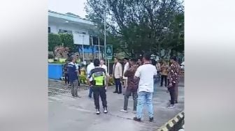 Kemarahan Bupati Solok Saat "Ngamuk" Sidak di Pabrik AQUA: Mereka Adu Domba Warga Saya, Tak Perlu Gubernur Ikut Campur!