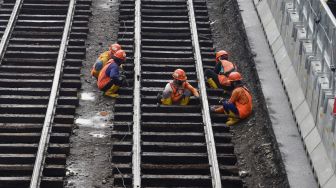 Pekerja melakukan pembongkaran aspal yang menutup jalur trem pada masa kolonial Belanda di lokasi proyek MRT Jakarta fase 2 di kawasan Jalan Gajah Mada, Jakarta Pusat, Kamis (10/11/2022). [Suara.com/Alfian Winanto]