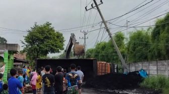 Tabrak Tiang Listrik PLN Dan Telkom, Angkutan Batu Bara Terbalik Bikin Macet Lalu Lintas