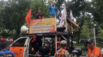 Buruh Geruduk Balai Kota Tuntut Kenaikan Upah, Demonstran: Ini Perbudakan Gaya Baru