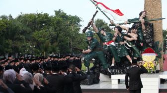 Sejumlah personel TNI, Polri dan Aparatur Sipil Negara melakukan penghormatan saat ziarah di Taman Makam Pahlawan (TMP) Kusuma Bangsa, Surabaya, Jawa Timur, Rabu (9/11/2022). [ANTARA FOTO/Didik Suhartono/YU]