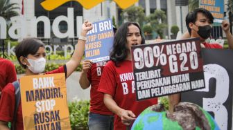 Sejumlah aktivis dari Wahana Lingkungan Hidup Indonesia (Walhi) menggelar aksi unjuk rasa di  depan Gedung Plaza Mandiri, Jakarta Selatan, Kamis (10/11/2022). [Suara.com/Alfian Winanto]