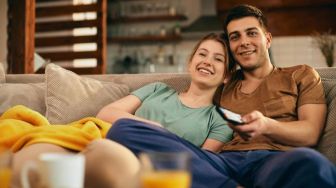 4 Tips Bikin Suami Betah di Rumah, Buat Suasana Senyaman Mungkin