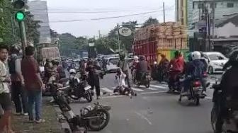 Braakk! Diduga Rem Blong, Truk Tabrak Tiga Motor di Banyumanik Semarang, Begini Kronologinya