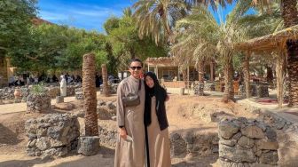 Cantik Bercadar, Ayu Dewi Kunjungi Tempat Bersejarah di Madinah Bareng Suami