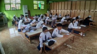 Bertahun-Tahun Kekurangan Kelas, Siswa SMPN 1 Bontang Terpaksa Belajar di Lantai