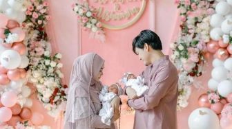 Jadi Momen Reunian Cherrybelle, 5 Momen Akikah Anak Kembar Anisa Rahma