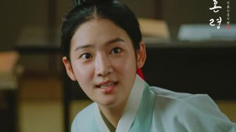 5 Pesona Park Ju Hyun di The Forbidden Marriage, Jadi Penipu Orang yang Kesurupan Putri Mahkota