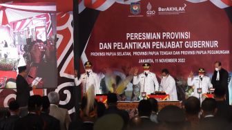 Menteri Dalam Negeri Tito Karnavian (kiri) memandu pembacaan sumpah jabatan pada pelantikan Penjabat Gubernur Provinsi Papua Selatan, Papua Tengah, dan Papua Pegunungan di Kantor Kemendagri, Jakarta, Jumat (11/11/2022). [ANTARA FOTO/Indrianto Eko Suwarso/nz]