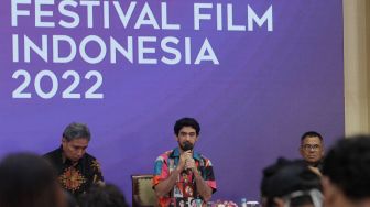 Reza Rahadian (tengah) saat ditemui di Jakarta, Jumat (11/11). [Suara.com/Oke Atmaja]
