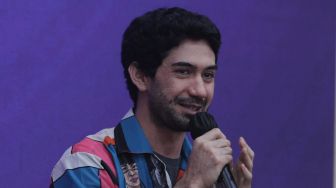 Reza Rahadian saat ditemui di Jakarta, Jumat (11/11). [Suara.com/Oke Atmaja]