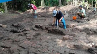 Para Arkeolog Berburu Pemukiman Kuno yang Tersembunyi di Tepi Sungai Brantas