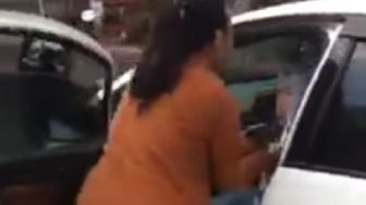 Ngeri! Wanita Baju Coklat Serang Wanita Lain yang Diduga Selingkuhan dengan Brutal, Jambak hingga Seret Korban