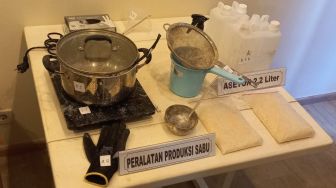 Peralatan produksi sabu yang digunakan jaringan narkotika Jerman dan Iran yang kerja sama buat narkotic kitchen lab di Apartemen Casa Grande, Jakarta Selatan. [Suara.com/M. Yasir]