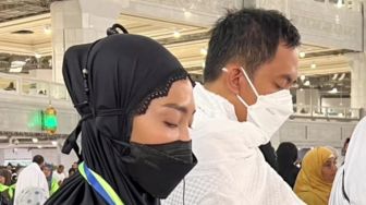 Ekspresi Regi Datau Jadi Sorotan Saat Ayu Dewi Menangis Ibadah Umrah, Mungkin Menyesal