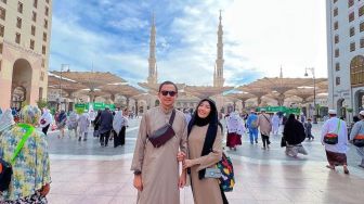 Ayu Dewi Pakai Tas Mewah Mungil dengan Harga Setengah Miliar, Senyum Lebar di Samping Regi Datau
