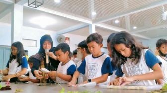 Merdeka Belajar, Siswa SD Praktek Buat Batik Ekoprint