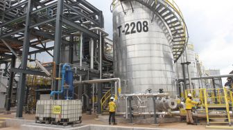 Petugas mengecek jaringan pipa di pabrik Lubricant Oil Blending Plant (LOBP) Shell Marunda 2.0, Kabupaten Bekasi, Jawa Barat, Jumat (11/11/2022). 