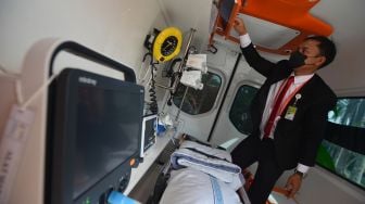 Petugas mengecek peralatan medis di salah satu ambulans VVIP untuk KTT G20 di sela apel dan pengarahan tim medis di Nusa Dua, Kabupaten Badung, Bali, Sabtu (12/11/2022). ANTARA FOTO/Media Center G20 Indonesia/Aditya Pradana Putra
