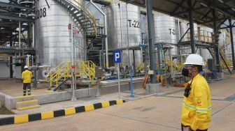 Petugas mengecek jaringan pipa di pabrik Lubricant Oil Blending Plant (LOBP) Shell Marunda 2.0, Kabupaten Bekasi, Jawa Barat, Jumat (11/11/2022). 