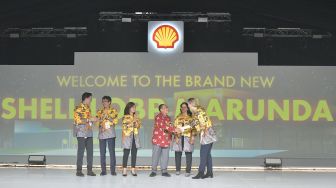 VP Lubricants Supply Chain Gautam Pal (kiri),Direktur Lubricants Supply Chain Andri Pratiwa (kedua kiri), President Director dan Country Chair Shell Indonesia Inggrid Siburian (ketiga kiri), Plt Direktur Jenderal Industri Kimia, Farmasi Kementerian Perindustrian Ignatius Warsito (ketiga kanan), VP Lubricants Asia Pacific Mansi Tripathy (kedua kanan) dan EVP Global Lubricants Shell Machteld de Haan (ketiga kanan) berbincang pada acara peresmian perluasan pabrik Lubricant Oil Blending Plant (LOBP) Shell Marunda 2.0, Kabupaten Bekasi, Jawa Barat, Jumat (11/11/2022). ANTARA FOTO