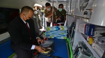 Petugas mengecek peralatan medis di salah satu ambulans VVIP untuk KTT G20 di sela apel dan pengarahan tim medis di Nusa Dua, Kabupaten Badung, Bali, Sabtu (12/11/2022). ANTARA FOTO/Media Center G20 Indonesia/Aditya Pradana Putra
