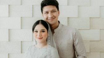 Selamat! Aditya Zoni dan Yasmine Ow Dikaruniai Anak Pertama