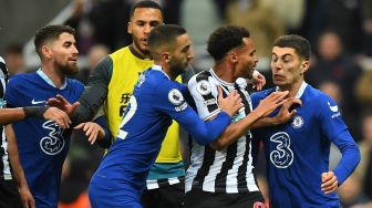 Gelandang Chelsea Kai Havertz bentrok dengan pemain Newcastle setelah peluit akhir selama pertandingan sepak bola Liga Premier Inggris antara Newcastle United melawan Chelsea di St James 'Park, Minggu (13/11) dini hari WIB.
ANDY BUCHANAN / AFP

