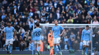 Reaksi para pemain Manchester City bereaksi setelah kebobolan saat pertandingan sepak bola Liga Premier Inggris antara Manchester City dan Brentford di Stadion Etihad, Manchester, Inggris, Sabtu (12/11/2022). [Oli SCARFF / AFP]
