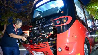 Petugas mengecek bus listrik pada Pameran Kendaraan Listrik Berbasis Baterai dalam rangkaian KTT G20 di Bali Collection, Nusa Dua, Bali, Sabtu (12/11/2022). [ANTARA FOTO/Media Center G20 Indonesia/M Risyal Hidayat/nym]