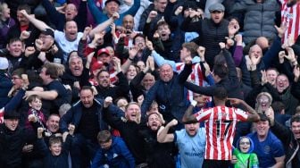 Striker Brentford Ivan Toney selebrasi di depan pendukung mereka setelah mencetak gol saat pertandingan sepak bola Liga Premier Inggris antara Manchester City dan Brentford di Stadion Etihad, Manchester, Inggris, Sabtu (12/11/2022). [Oli SCARFF / AFP]