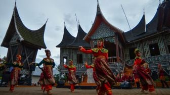 Penari menampilkan tarian pembuka pada Festival Pamenan Minangkabau di halaman Istano Silinduang Bulan, Kabupaten Tanah Datar, Sumatera Barat, Sabtu (12/11/2022). [ANTARA FOTO/Iggoy el Fitra/tom]