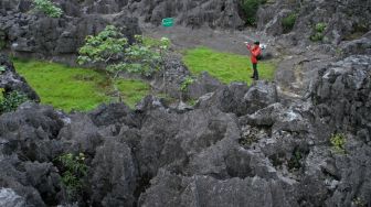 Pengunjung menikmati suasana Taman Batu Karst Balocci di Kabupaten Pangkajene Kepulauan (Pangkep), Sulawesi Selatan, Minggu (13/11/2022). [ANTARA FOTO/Arnas Padda/foc]