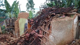 Ada Rumah Warga Ambruk Diduga Akibat Gempa Garut