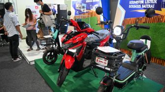 Petugas memberikan penjelasan kepada pengunjung terkait sepeda motor listrik pada Pameran Kendaraan Listrik Berbasis Baterai dalam rangkaian KTT G20 di Bali Collection, Nusa Dua, Bali, Sabtu (12/11/2022). [ANTARA FOTO/Media Center G20 Indonesia/M Risyal Hidayat/nym]