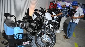 PPengunjung mengamati sepeda motor listrik pada Pameran Kendaraan Listrik Berbasis Baterai dalam rangkaian KTT G20 di Bali Collection, Nusa Dua, Bali, Sabtu (12/11/2022). [ANTARA FOTO/Media Center G20 Indonesia/M Risyal Hidayat/nym]