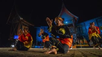 Kelompok seni dari Padangpanjang mementaskan kesenian randai pada Festival Pamenan Minangkabau di halaman Istano Silinduang Bulan, Kabupaten Tanah Datar, Sumatera Barat, Sabtu (12/11/2022). [ANTARA FOTO/Iggoy el Fitra/tom]