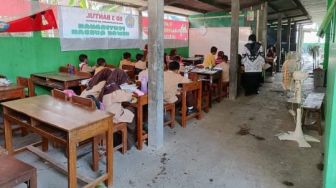 Bertahun-tahun Atap Kelas Rusak, Siswa SDN 3 Bantul Belajar di Area Parkir